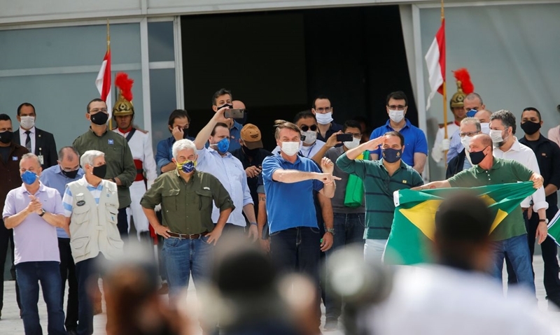 Bolsonaro vai a manifestação em frente ao Palácio do Planalto