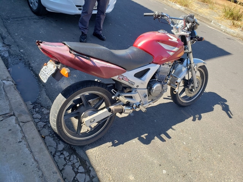 Motocicleta furtada em São Carlos é apreendida pela PM no Jardim Cruzado em Ibaté