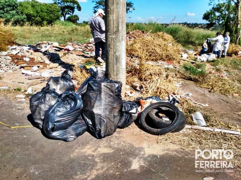 Agentes retiraram 300 sacos de materiais descartados irregularmente em Porto Ferreira