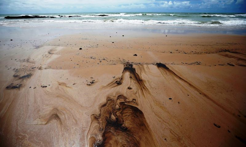 Fragmentos de óleo ainda poluem praias brasileiras