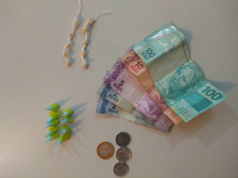 PM apreende menor com crack, cocaína e dinheiro, em praça no Cidade Aracy