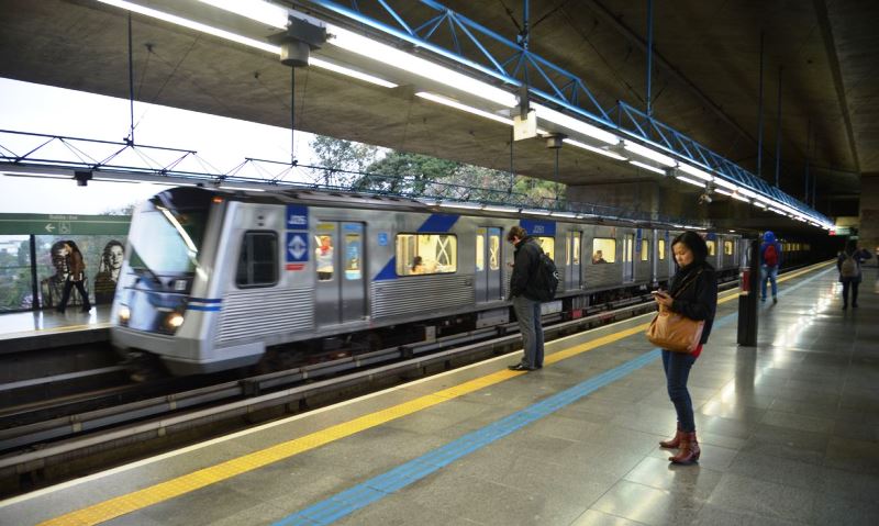 Estações do metrô abrem com atraso