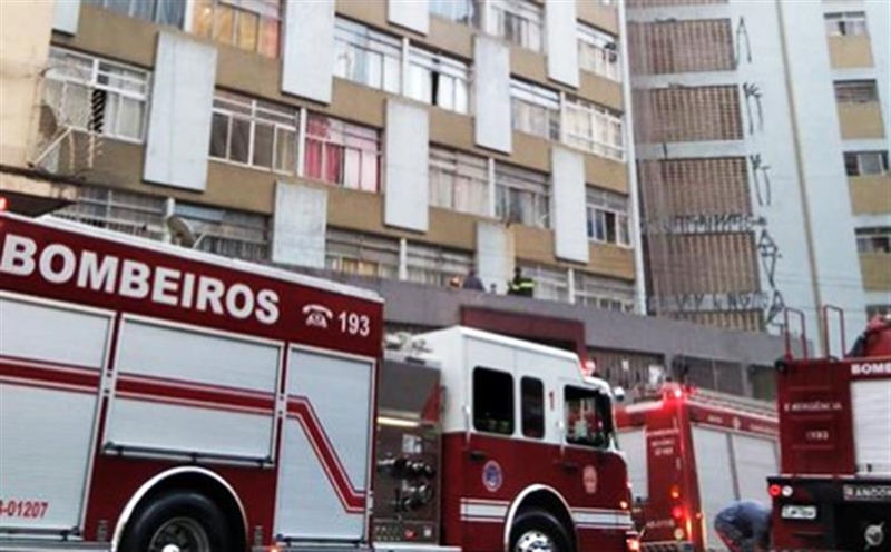 Mulher morre após cair de apartamento que pegou fogo no centro de São Paulo