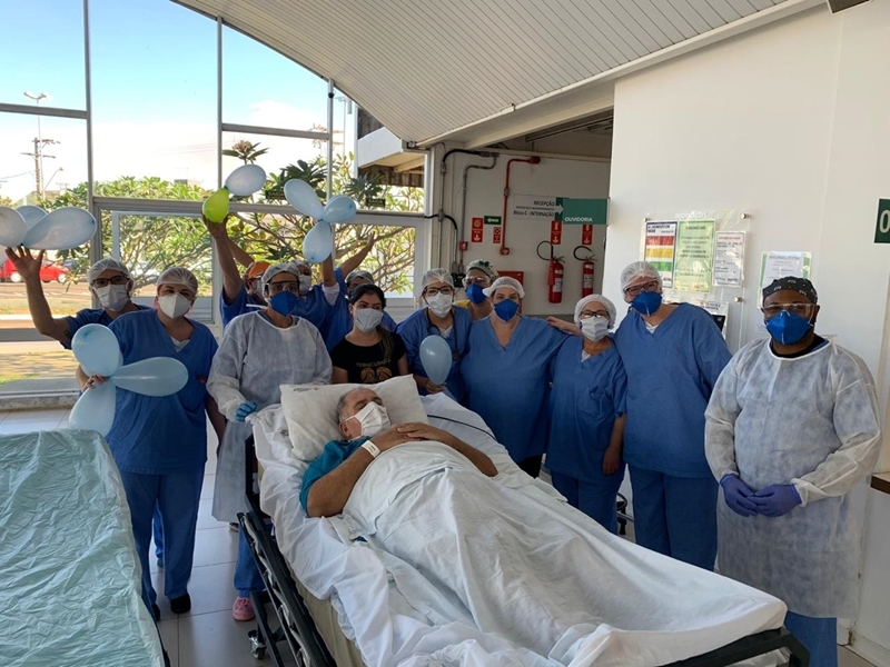 Paciente tem alta do HU-UFSCar após 53 dias de internação por causa da Covid-19