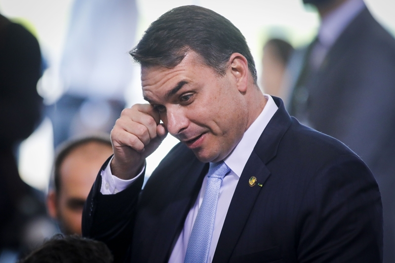 MP-RJ intima Flávio Bolsonaro e mulher para prestar depoimento sobre ‘rachadinha’