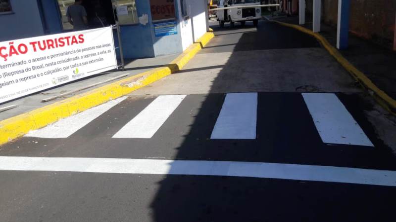 Estrada do Broa recebe pinturas de faixas de pedestres em Itirapina