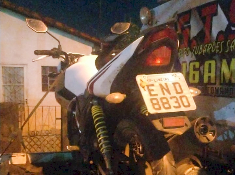 Homem tenta se evadir e é detido pela PM com motocicleta furtada no Antenor Garcia