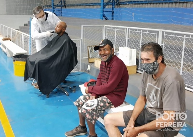 Pessoas em situação de rua abrigadas no ginásio ganham corte de cabelo e barba