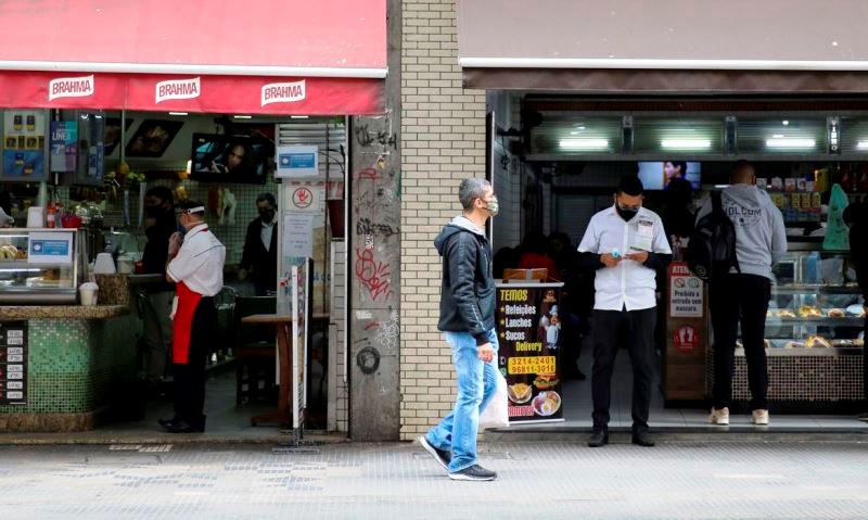 São Paulo poderá abrir bares e restaurantes até as 22h