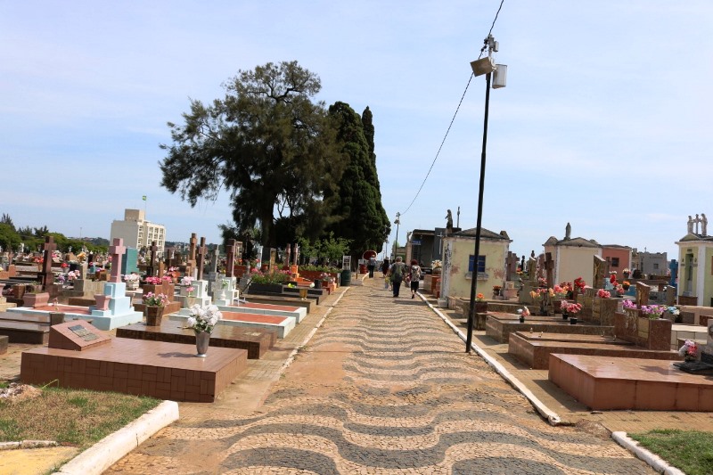 Cemitérios municipais permanecem fechados para visitação