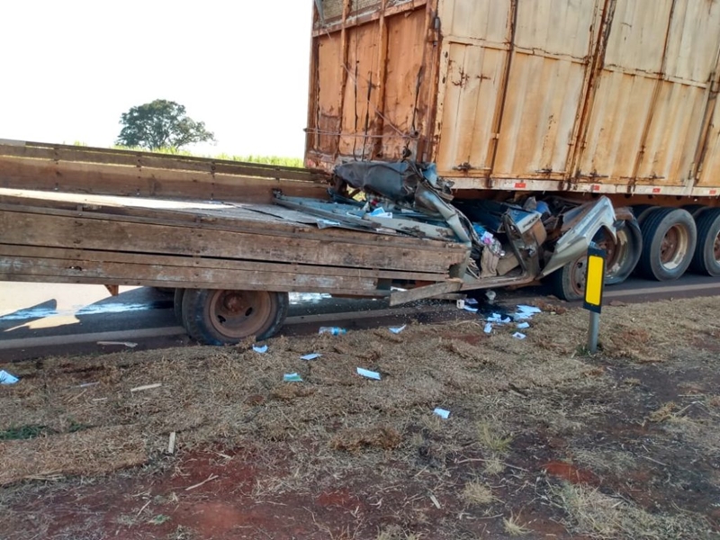 Motorista morre após colisão traseira entre caminhão de pequeno porte e carreta em rodovia