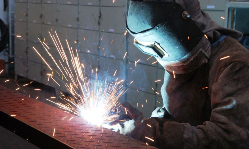 Atividade industrial segue em recuperação com alta de emprego
