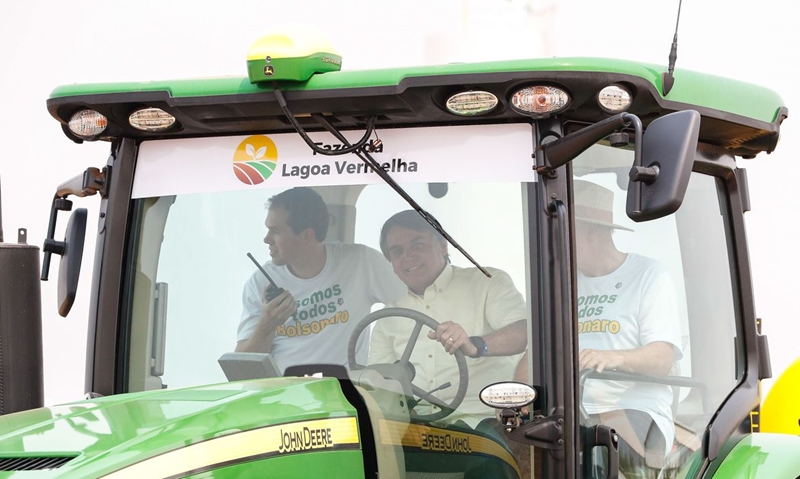 Bolsonaro entrega títulos de propriedade rural
