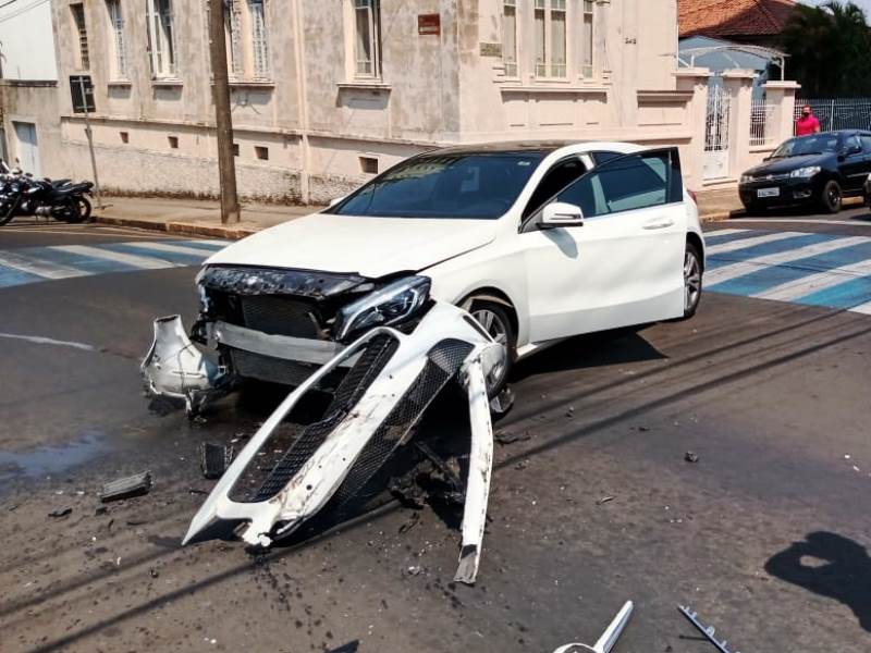 Gol avança semáforo no ‘vermelho’ e destrói frente de Mercedes-Benz no Centro