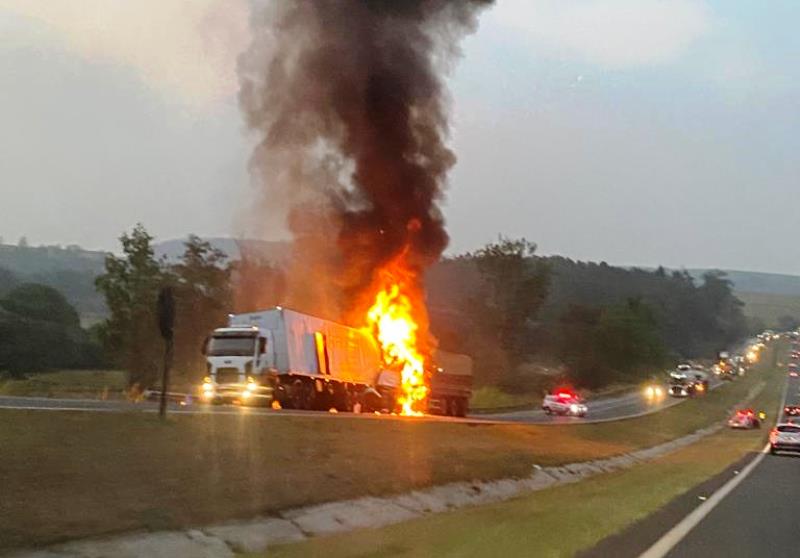 Carreta pega fogo após colisão traseira contra caminhão na SP-310