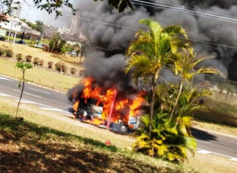 Incêndio destrói Kombi da Prefeitura de São Carlos próximo à rotatória do Cristo