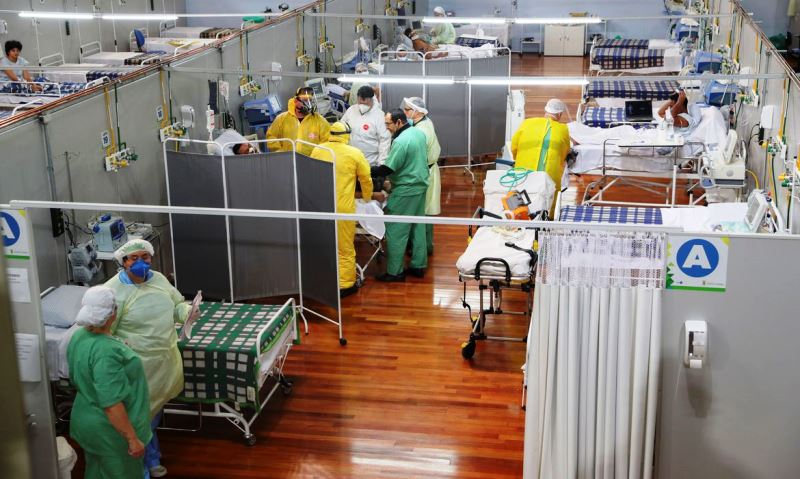 Cai em São Paulo média móvel de mortes, casos e internações por coronavírus