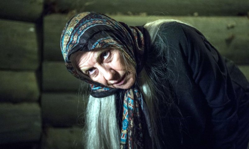 Com visual sombrio, Cássia Kis surge como uma feiticeira na série ‘Desalma’