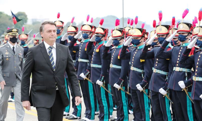Bolsonaro entrega espadins a cadetes das Agulhas Negras