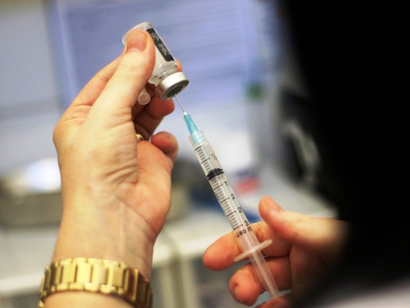 Vacina falsa contra covid-19 é vendida em Niterói
