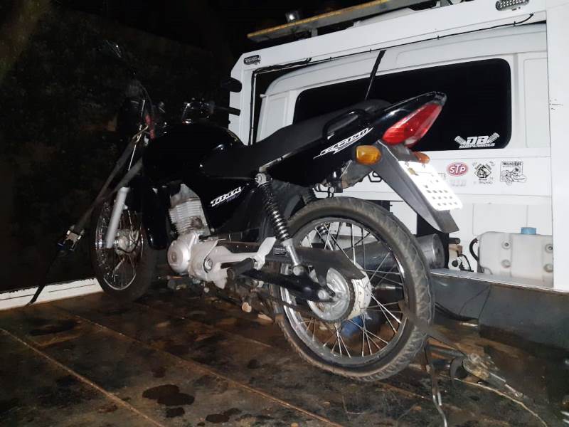 Motocicleta roubada é recuperada e dupla é presa no Cidade Aracy II