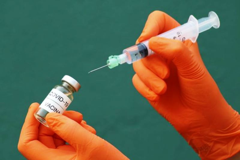 Academias de ciências condenam politização de ensaios clínicos de vacinas