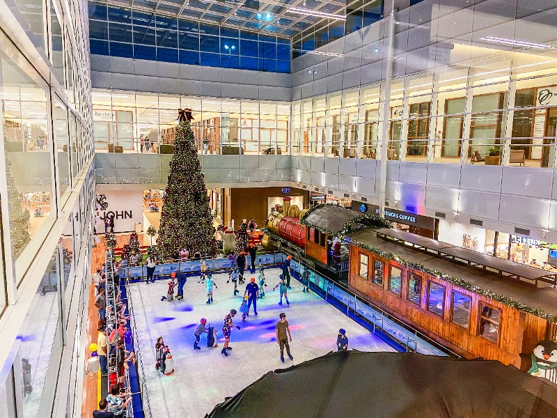 Natal do RibeirãoShopping traz atrações como Maria Fumaça, pista de patinação no gelo, carrossel, roda-gigante e Papai Noel virtual