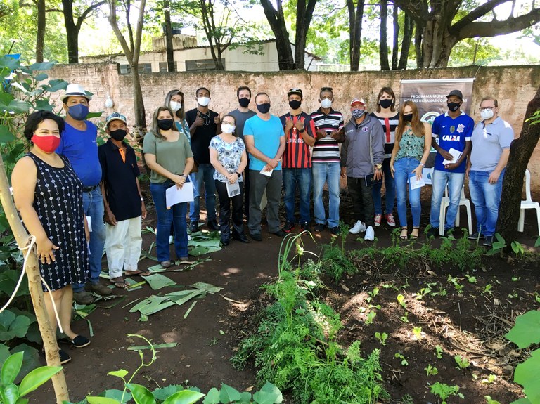 Cooperativa inicia trabalho na horta comunitária do Residencial dos Oitis