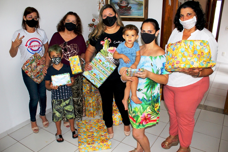 ACISC São Carlos entrega brinquedos na ONG Oncovita