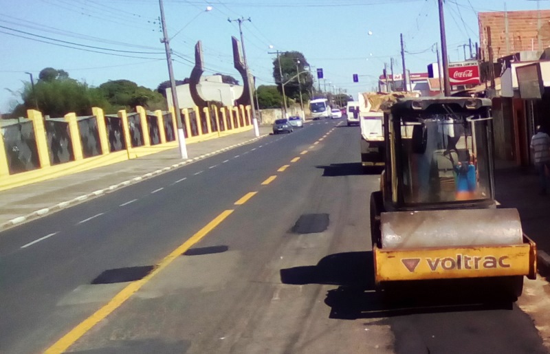 Ruas do Centro e de vários bairros de Ibaté recebem Tapa-buraco