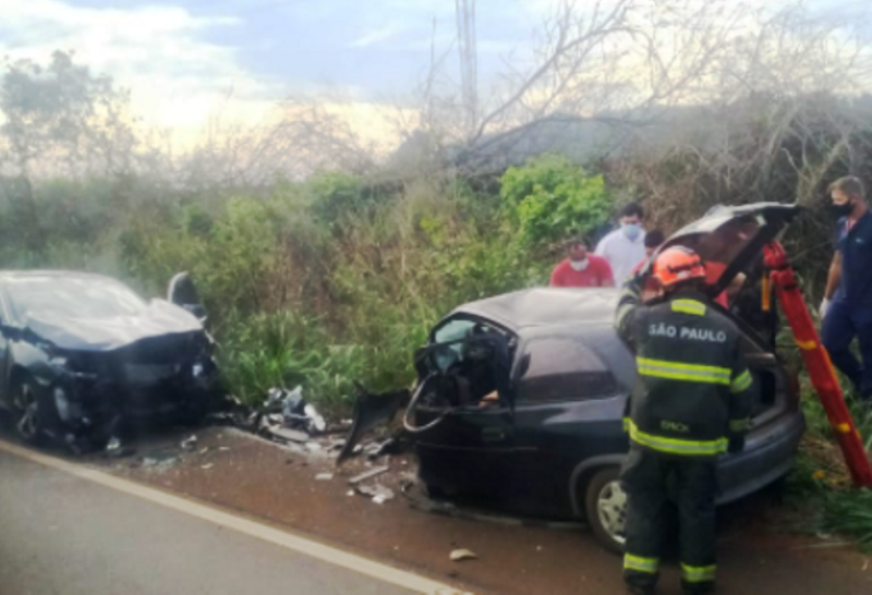 Mãe e filha morrem em colisão frontal entre automóveis na região