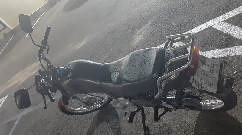 Motocicleta furtada é apreendida em residência no Santa Felícia
