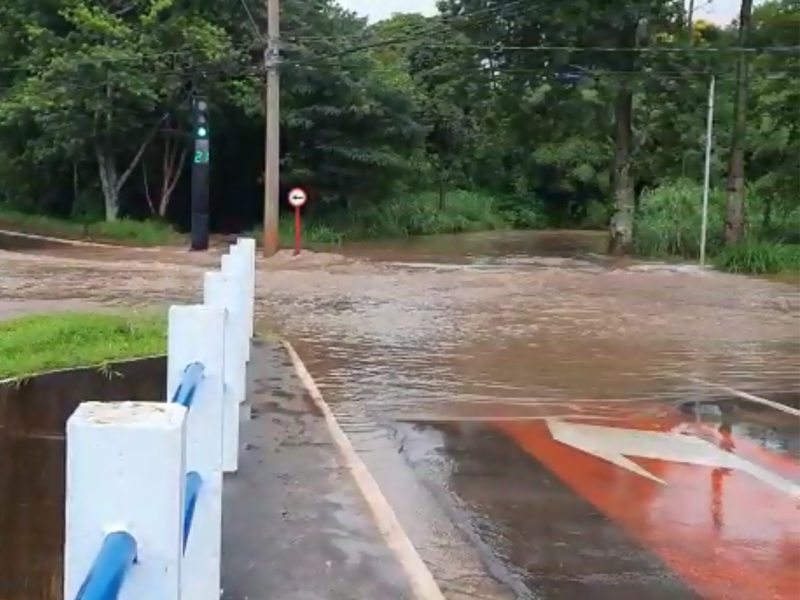 Rotatória do Cristo alaga após forte chuva em São Carlos – Vídeo