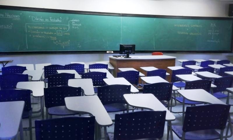 Justiça suspende retomada de aulas presenciais no Estado