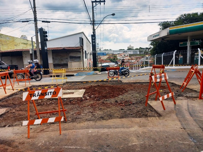 Prefeitura faz reparo em galeria pluvial