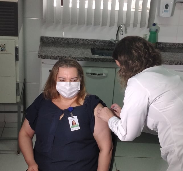 Hospital Universitário inicia vacinação de seus profissionais contra Covid-19