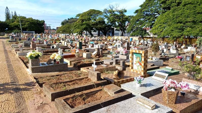 Serviços Públicos realiza capina e roçagem no Cemitério Nossa Senhora do Carmo