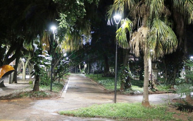 Prefeitura conclui remodelação da iluminação na Praça da Independência