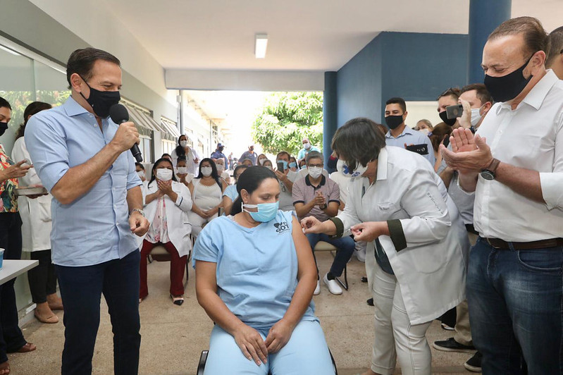 Doria participa da primeira vacinação regional em Araraquara