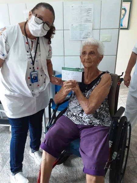 Idosos internos do Lar dos Pobres São Vicente recebem vacina