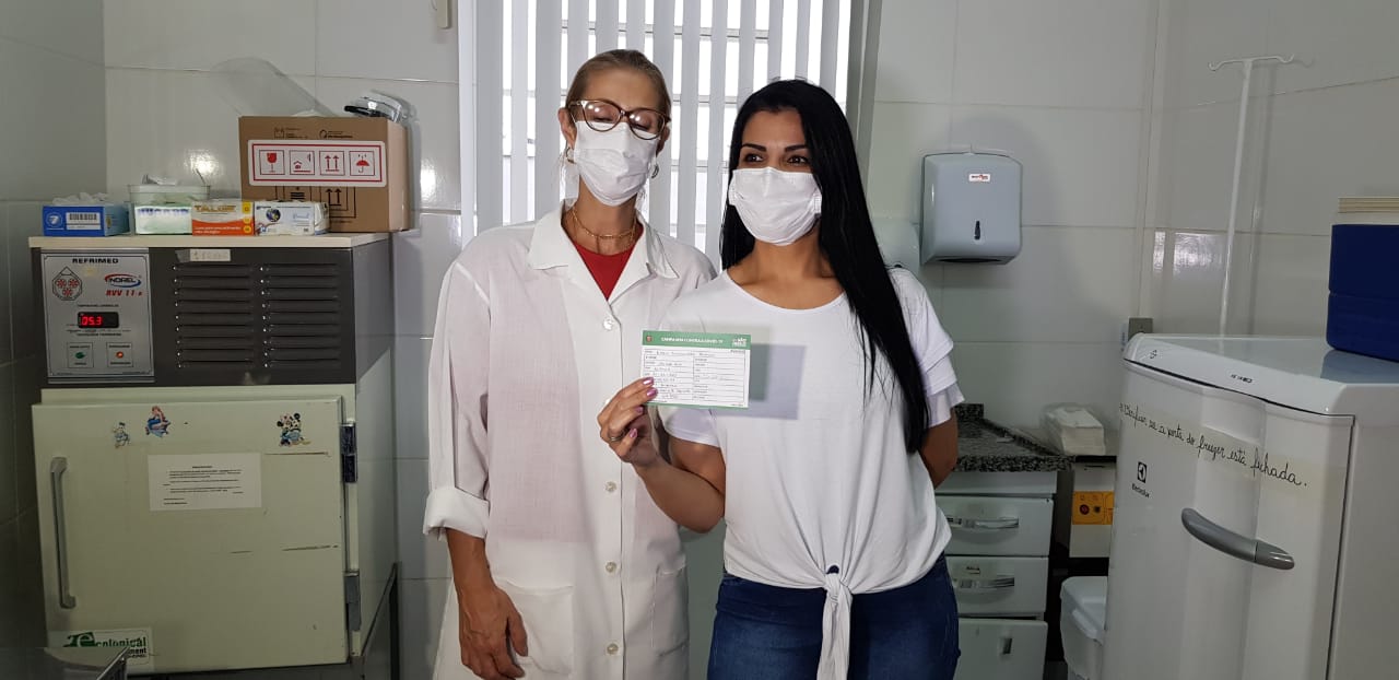 São Carlos vacina os primeiros profissionais de saúde contra a Covid-19