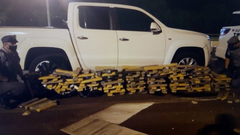 Homem é preso com 254 tijolos de maconha em caminhonete na SP-255