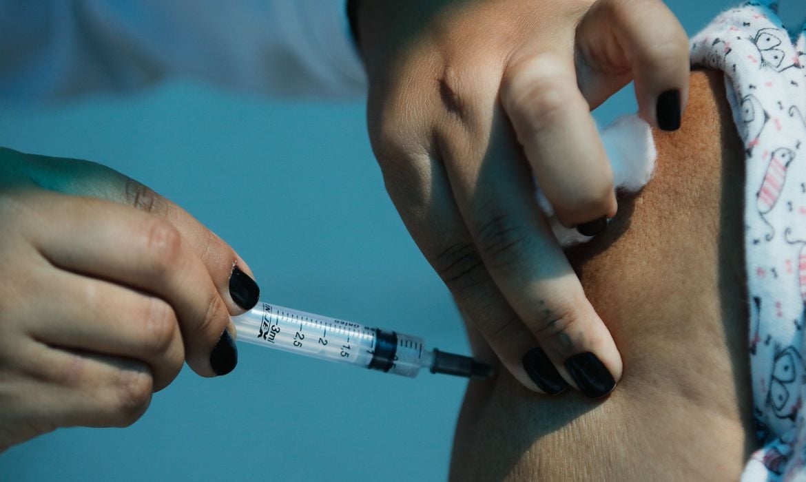 Governo negocia compra de mais de 30 milhões de doses de vacina