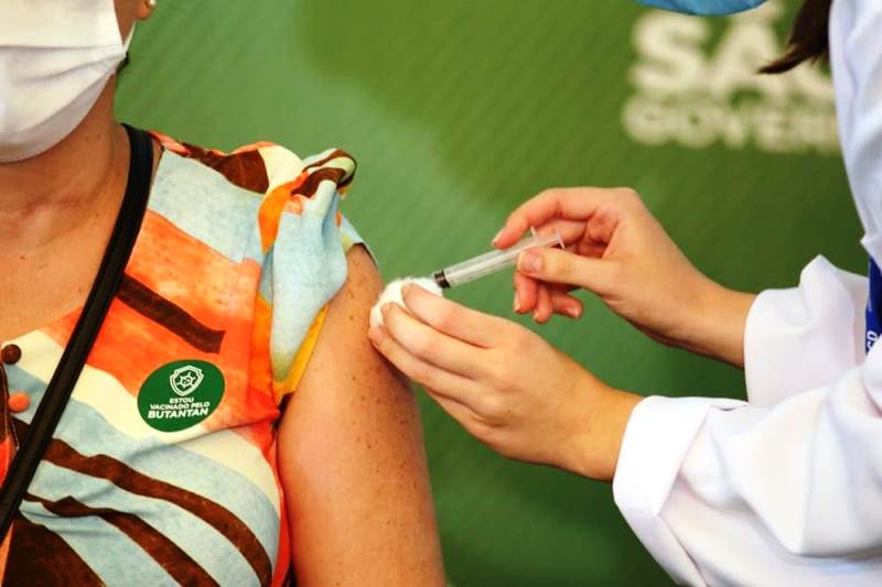 Número de vacinados contra a Covid-19 no Brasil ultrapassa a marca de 6 milhões