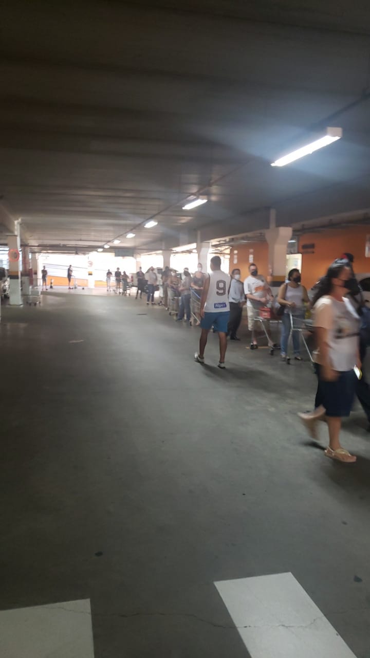 População de Araraquara aglomera em supermercado para antecipar compras