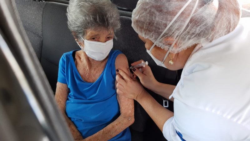 Vacinação de idosos de 85 a 89 anos prossegue até sexta-feira