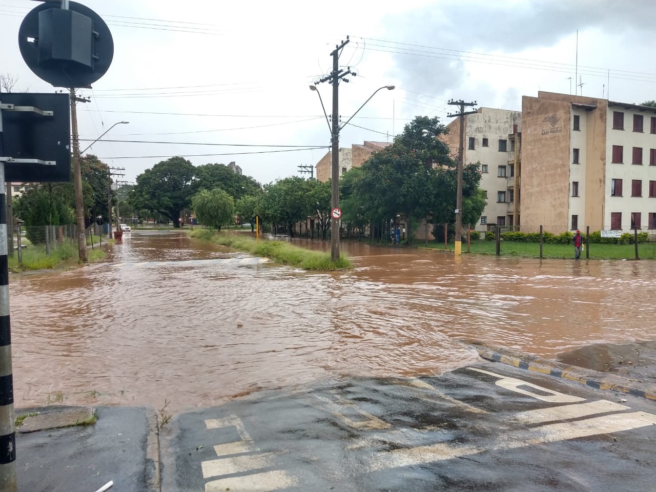 Chuva forte causa alagamentos em São Carlos