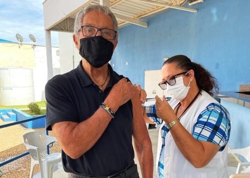 Abílio Diniz toma vacina contra Covid-19