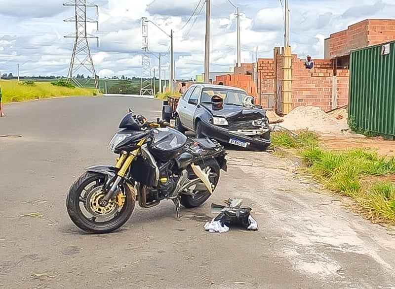 Motociclista morre após colidir Hornet contra Kadett estacionado no Aracy II