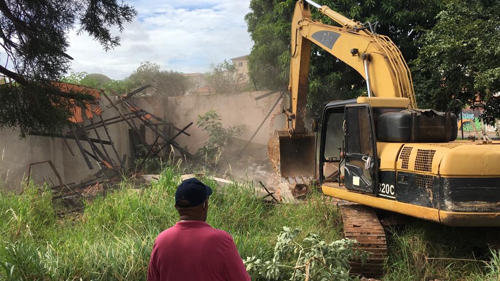 Prefeitura realiza demolição de imóvel abandonado perto da Rodoviária